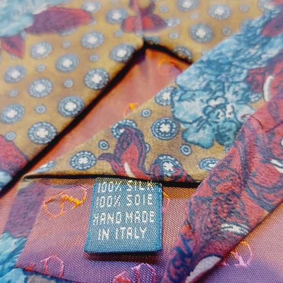 VALENTINO SILK TIE! - Picture 6 of 7